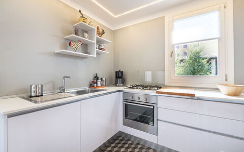 Casa con le Rose: Countertop, Cabinetry, Property, Sink, Kitchen Sink, Tap, Kitchen Stove, Kitchen, Wood, Window