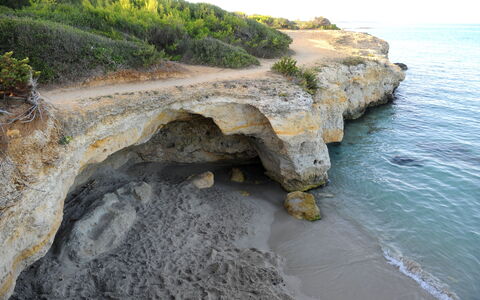 Tenuta Vigna Corallo: Rock, Formation, Coast, Cliff, Shore, Outcrop, Bedrock, Geological Phenomenon, Coastal And Oceanic Landforms, Sea