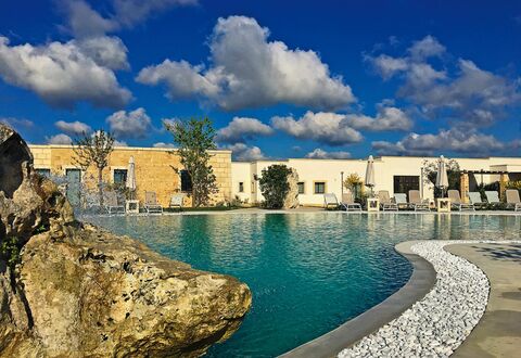 Tenuta Vigna Corallo: Sky, Water, Blue, Swimming Pool, Daytime, Cloud, Azure, Tourism, Town, Water Resources