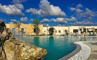 Tenuta Vigna Corallo: Sky, Water, Blue, Swimming Pool, Daytime, Cloud, Azure, Tourism, Town, Water Resources