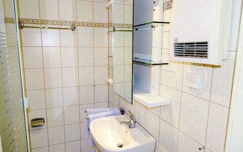 Gollwitz (Insel Poel) 110: Bathroom, Property, Room, Tile, Plumbing Fixture, Architecture, Wall, Toilet, Bathroom Accessory, Building