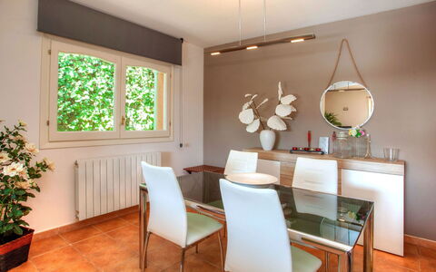 Gloria: Room, Property, Interior Design, Furniture, Floor, Dining Room, Building, Wood Flooring, House, Ceiling