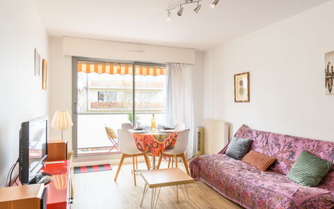 Poséidon: Furniture, Table, Property, Couch, Wood, Interior Design, Window, Orange, Chair, Comfort