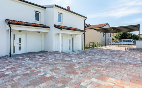 Villa Tonka: Sky, Cloud, Building, Plant, Road Surface, Window, House, Asphalt, Land Lot