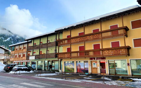 Cesa Lucilla: Sky, Building, Cloud, Window, Wheel, Architecture, House, Urban Design, Car, Residential Area