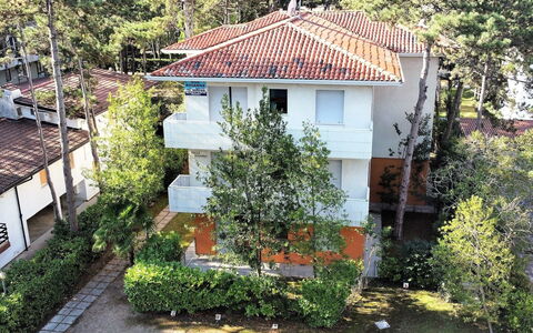 Lignano Pineta 642: Plant, Property, Building, Window, Tree, Urban Design, House, Neighbourhood, Residential Area, Landscape