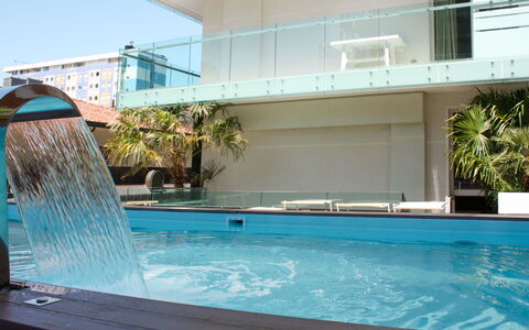 Lignano Sabbiadoro 641: Water, Plant, Property, Swimming Pool, Light, Building, Green, Azure, Blue, Shade