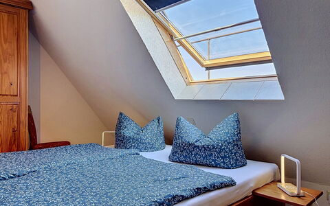 Fip-Ferienpark (Insel Poel): Bedroom, Bedding, Bed, Linens, Bed Sheet, Pillow, Bed Frame, Throw Pillow, Hardwood, Daylighting