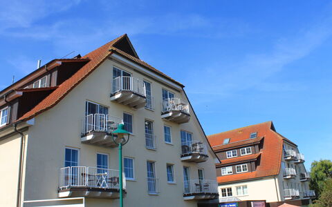 Fip-Ferienpark (Insel Poel): Sky, Cloud, Plant, Building, Window, Tree, House, Urban Design, Neighbourhood, Vehicle