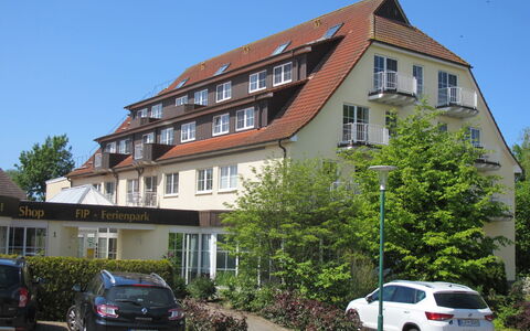 Fip-Ferienpark (Insel Poel): Car, Wheel, Plant, Sky, Vehicle, Building, Property