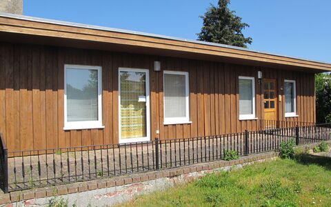 Villa Meike (Insel Poel): Sky, Plant, Property, Window, Building, Wood, Land Lot, House, Tree, Cottage
