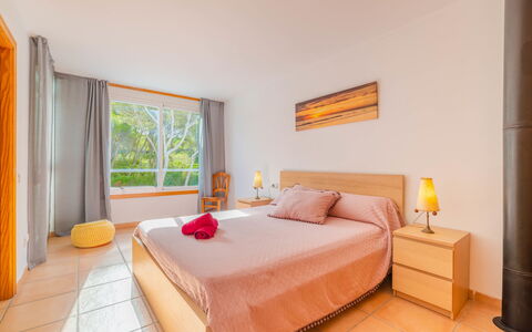 Golf: Bedroom, Furniture, Bed, Room, Property, Bed Sheet, Interior Design, Bed Frame, Building, Suite