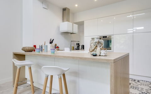 Le Chant des 4 Sirènes: Furniture, White, Room, Property, Interior Design, Kitchen, Table, House, Real Estate, Building