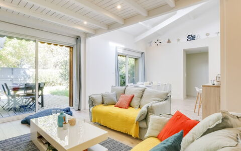 Le Chant des 4 Sirènes: Furniture, Room, Property, Living Room, Interior Design, Yellow, Ceiling, Building, Real Estate, Home
