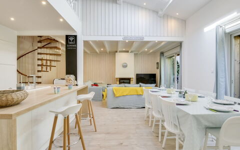 Le Chant des 4 Sirènes: Interior Design, Room, Property, Furniture, Building, Ceiling, Table, Yellow, Floor, House