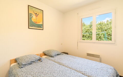 Contis Plage 648: Property, Window, Azure, Picture Frame, Textile, Wood, Paint, Comfort, Floor