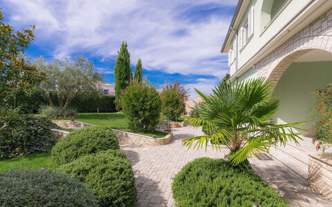 Salamander: Property, Vegetation, Real Estate, Tree, Grass, Daytime, Natural Landscape, Garden, House, Residential Area