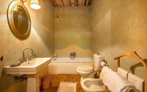 Lavacchio 14: Mirror, Tap, Plumbing Fixture, Property, Sink, Bathroom Sink, Bathroom, Building, Interior Design, Comfort