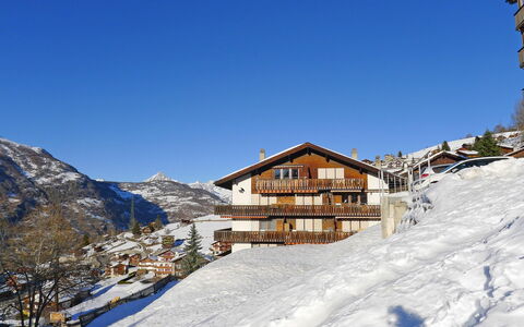 Grächen 110: Sky, Mountain, Daytime, Property, Snow, Building, Azure, Slope, Window, House