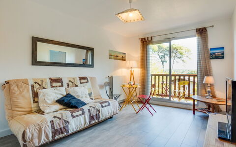 Résidence le Parc: Room, Property, Furniture, Living Room, Interior Design, Building, House, Real Estate, Home, Floor