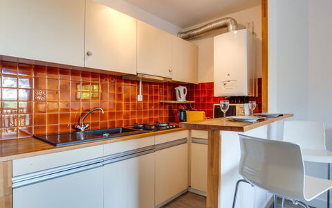 Résidence le Parc: Countertop, Property, Room, Furniture, Kitchen, Cabinetry, Building, Interior Design, Real Estate, House