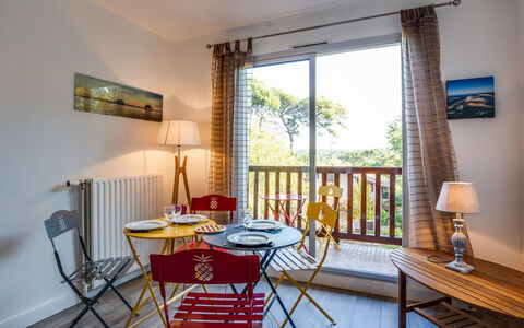 Résidence le Parc: Room, Property, Furniture, Interior Design, Building, House, Real Estate, Table, Yellow, Floor
