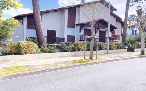 Résidence le Parc: Plant, Sky, Building, Property, Cloud, Window, Tree, Land Lot, Urban Design, Asphalt