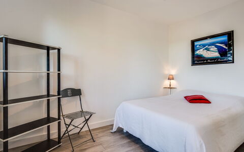 Résidence le Parc: Bedroom, Room, Furniture, Bed, Property, Bed Frame, Bed Sheet, Interior Design, Bedding, Floor