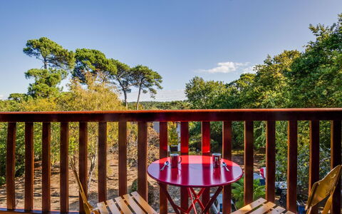 Résidence le Parc: Sky, Furniture, Property, Table, Cloud, Tree, Chair, Botany, Wood, Plant