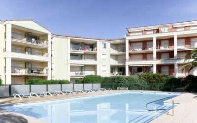 Sainte Maxime 688: Building, Property, Apartment, Condominium, Real Estate, Mixed-Use, Residential Area, House, Swimming Pool, Resort