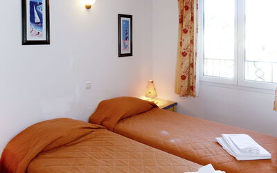 Accommodation:&nbsp;Port Marine 256A 688.2