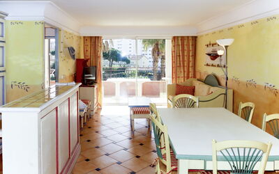 Accommodation:&nbsp;Port Marine 256A 688.2