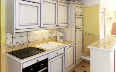 Accommodation:&nbsp;Port Marine 256A 688.2