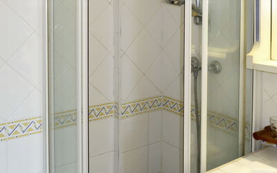Accommodation:&nbsp;Port Marine 256A 688.2