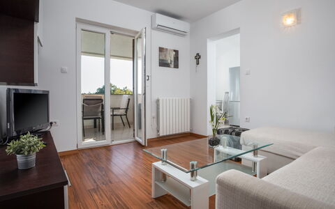 Accommodation:&nbsp;Heidi 107.1