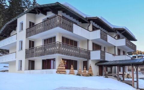 Madonna di Campiglio 300: Sky, Snow, Building, Window, Tree, Residential Area, Facade, Real Estate, Commercial Building, Shade