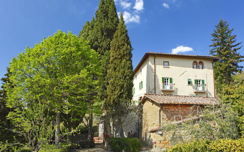 Ridaldi: Property, House, Vegetation, Tree, Natural Landscape, Sky, Real Estate, Cottage, Architecture, Building