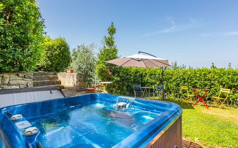 Ridaldi: Plant, Water, Property, Sky, Azure, Swimming Pool, Rectangle, Leisure, Grass, Outdoor Furniture
