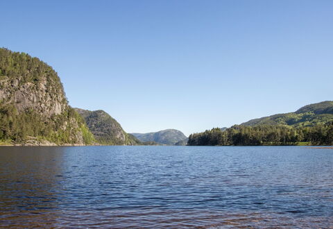 Vinterro: Blue, Water, Water Resources, Body Of Water, Mountainous Landforms, Mountain, Natural Landscape, Watercourse, Hill, Highland