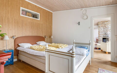 Bergstigen Gunnebo: Property, Furniture, Cabinetry, Comfort, Azure, Plant, Wood, Building, Bed Frame