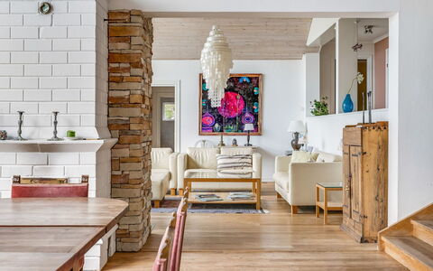 Bergstigen Gunnebo: Furniture, Table, Decoration, Building, Wood, Plant, Interior Design, Flower, Floor, Flooring