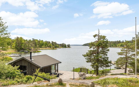 Bergstigen Gunnebo: Cloud, Water, Sky, Water Resources, Plant, Property, Ecoregion, Natural Landscape, Land Lot, Lake