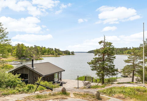 Bergstigen Gunnebo: Cloud, Water, Sky, Water Resources, Plant, Property, Ecoregion, Natural Landscape, Land Lot, Lake