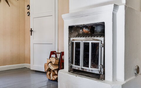 Mjöshult: Wood, Building, Living Room, Flooring, Floor, Hardwood, Gas, Door, Ceiling Fan, Hearth