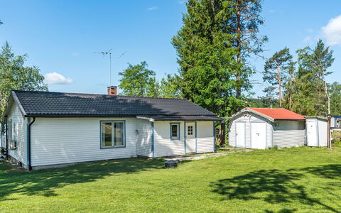 Uskeboda: Sky, Plant, Building, Cloud, Property, Window, House, Tree, Land Lot, Door