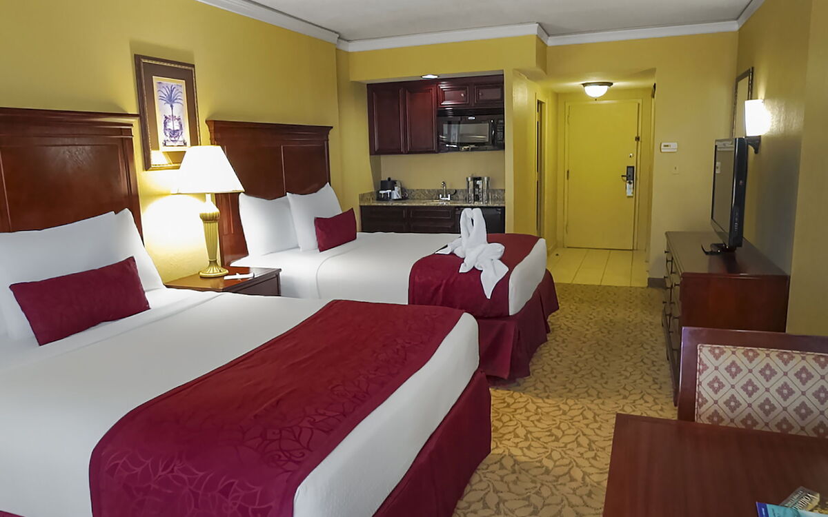 Accommodation:&nbsp;Plaza Resort 6.4