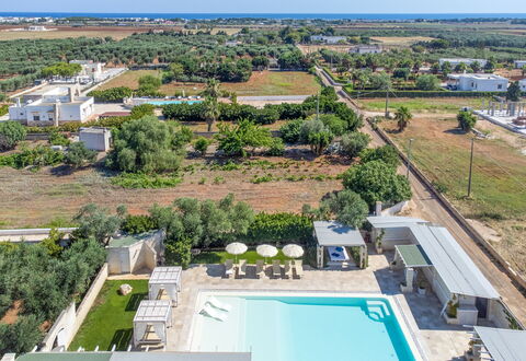 Villa Niraclo': Plant, Property, Building, Sky, Azure, Tree, Swimming Pool, Urban Design, Architecture, Water