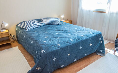 Onkijantie 7B: Blue, Bedroom, Flooring, Bed Sheet, Floor, Linens, Wood, Bedding, Bed, Furniture