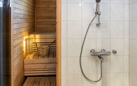 Onkijantie 7B: Flooring, Wood, Floor, Plumbing Fixture, Interior Design, Bathroom, Shower Head, Plumbing, Shower, Room