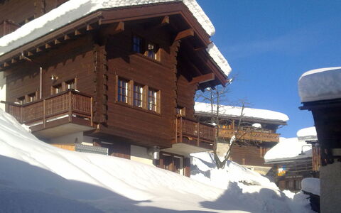 Chalet a Coeur: Property, Building, Sky, Snow, Window, Slope, House, Wood, Freezing, Leisure